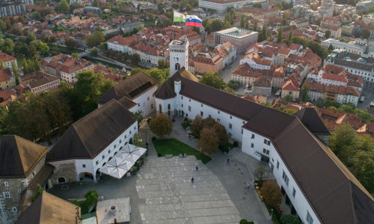 Ljubljanski grad z Grajskim dvoriščem in Razglednim stolpom v ozadju, fotografirano z dronom. Foto: arhiv LG