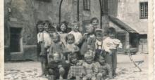 Otroci pri vodnjaku posneto 1957 avtor neznan vir osebni arhiv Alena Fister Kobe
