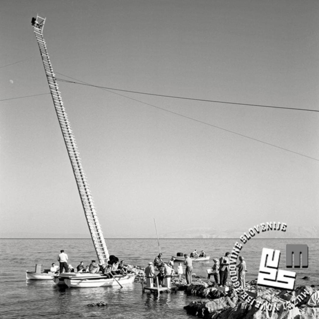 Film crew during filming at sea for the film The Good Sea (Mirko Grobler, 1958). Photo: Božo Štajer, MNZS.