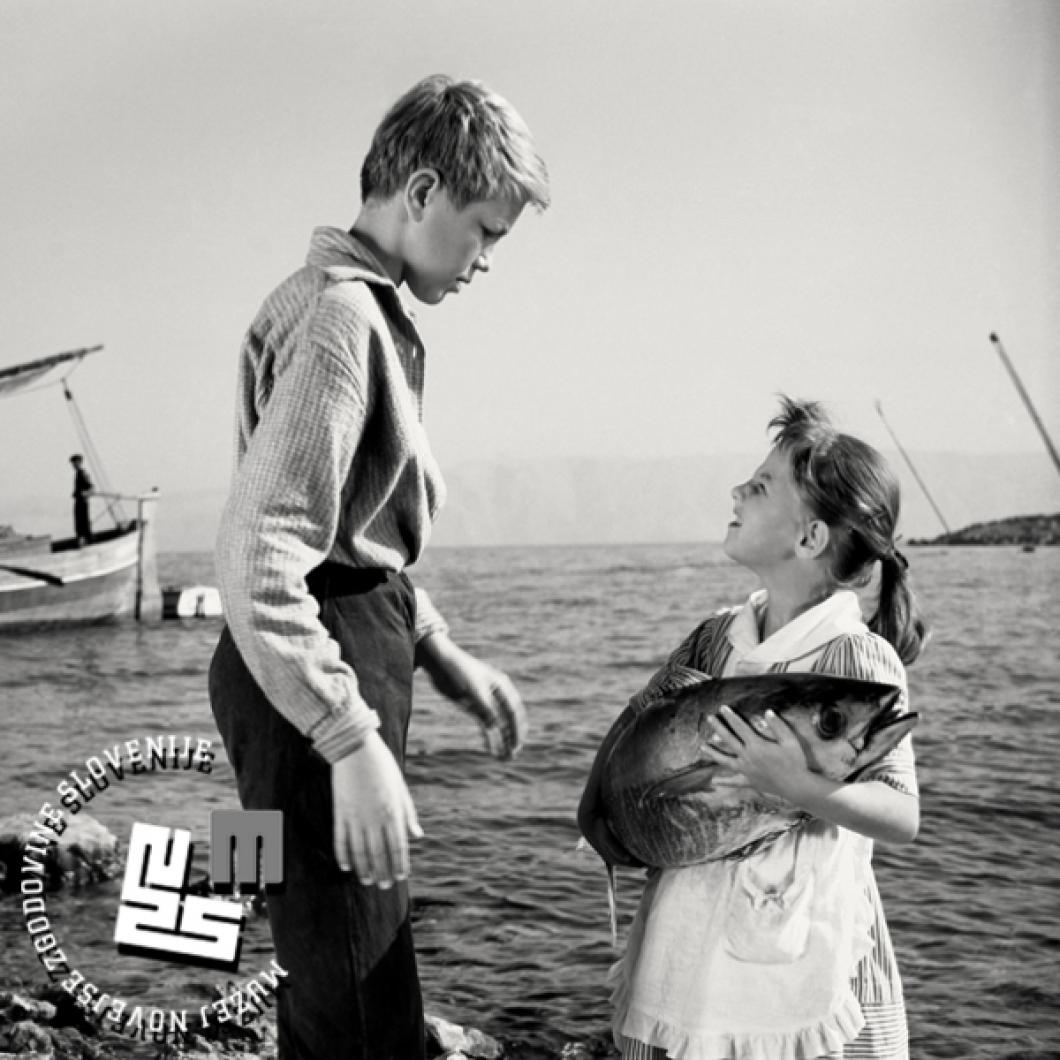 Fotografija filma. Tomaž Pesek in Eveline Wohlfeiler v filmu Dobro morje (Mirko Grobler, 1958). Foto: Božo Štajer, hrani: MNZS.