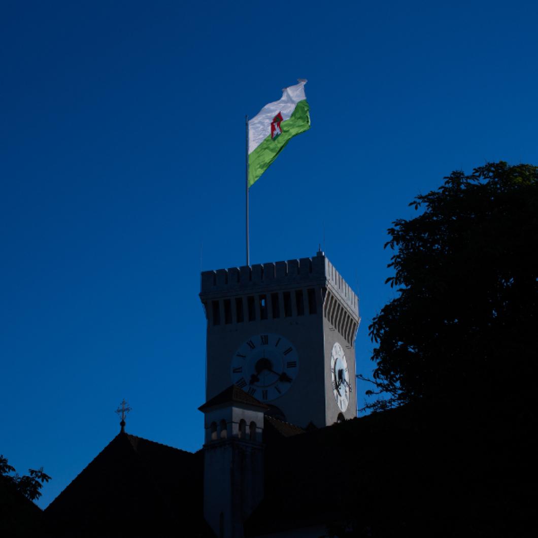 Razgledni stolp z zastavo. Foto: Primož Korošec