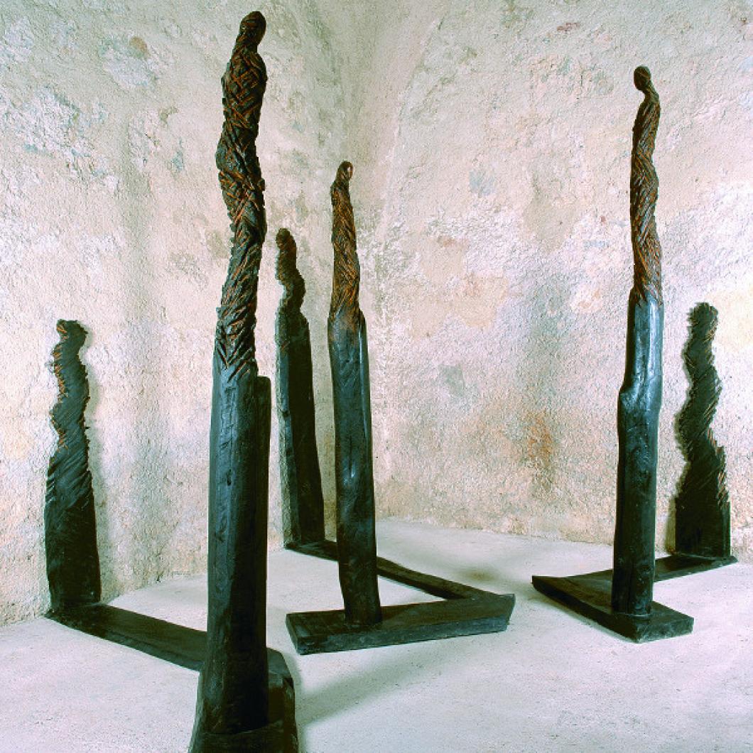 Dragica Čadež, Olesenele sence I–III, 1998, patiniran žgan les, prostorska postavitev. Foto: Boris Gaberiščik