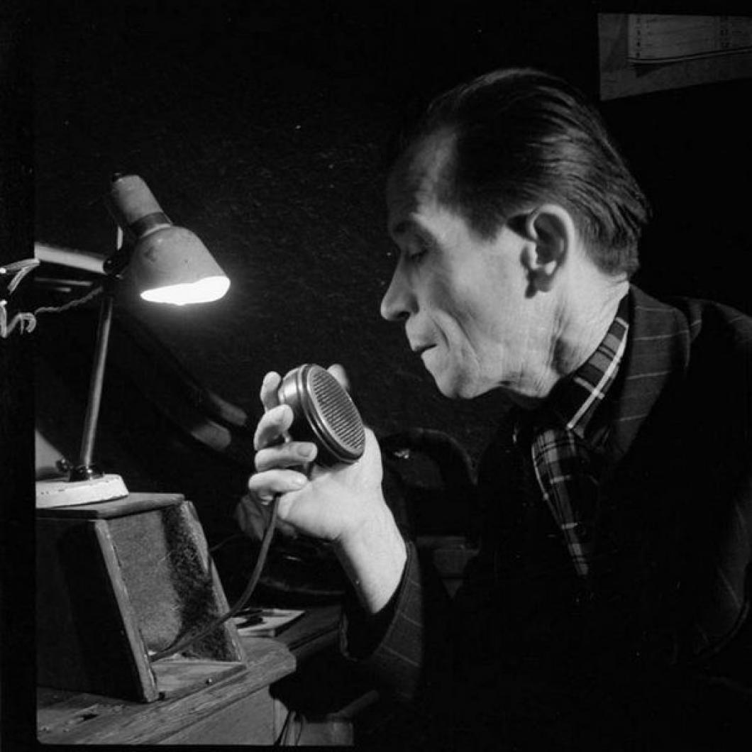Igralec, šansonier, pisec besedil, umetniški vodja igranega programa in radijske izvedbe Frane Milčinski – Ježek tik pred eno od njegovih premiernih predstav, konec 50-tih let 20. st.