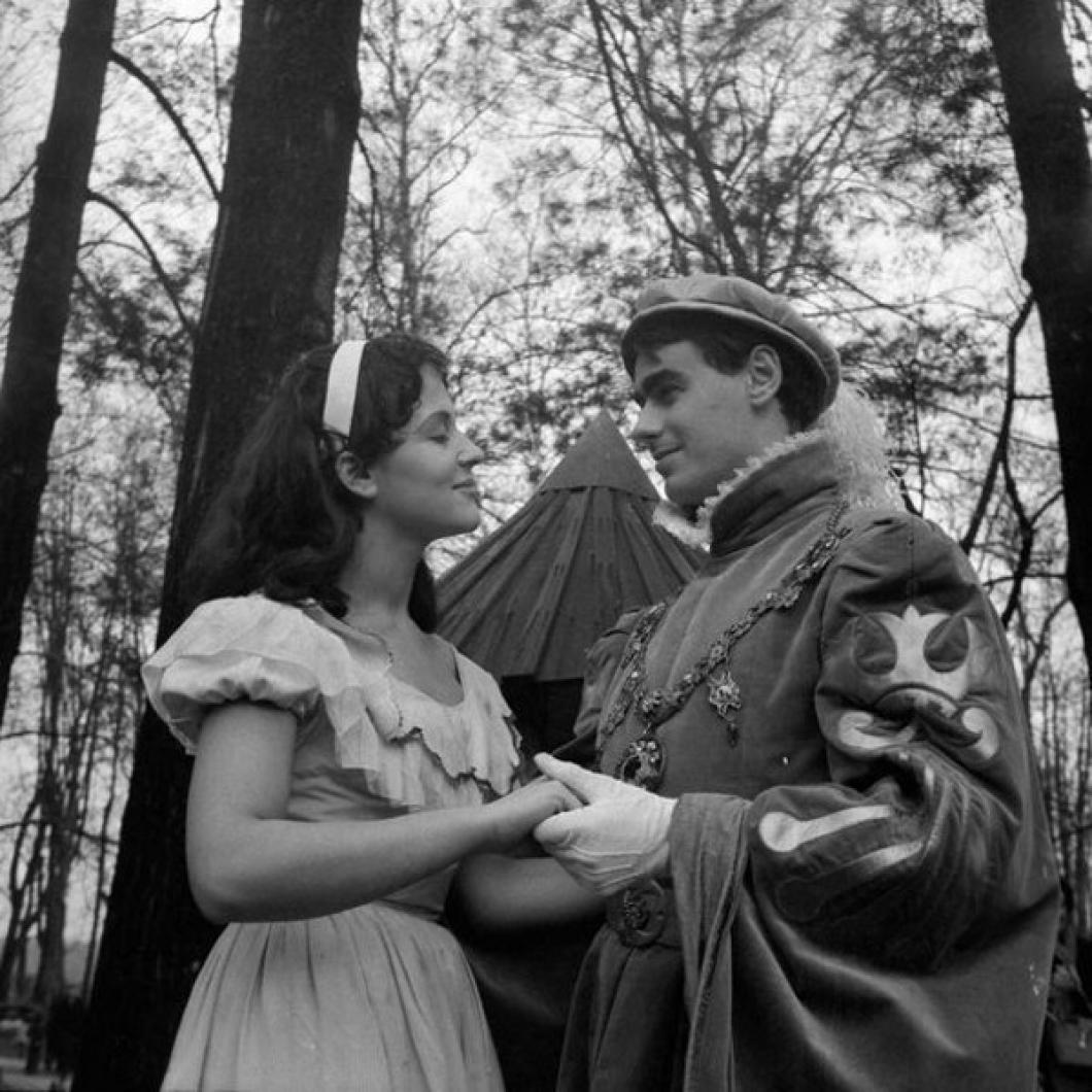 Snow White (Marija Benko) and the Prince (Danilo Benedičič), who appeared in the children’s fairy tale Snow White (written by Pavel Golia, directed by Mile Korun, premiered at the Slovene National Theatre SNG Drama on 29 November 1959). Performed by actors from Ljubljana Drama in Tivoli Park, Ljubljana, 1959.
