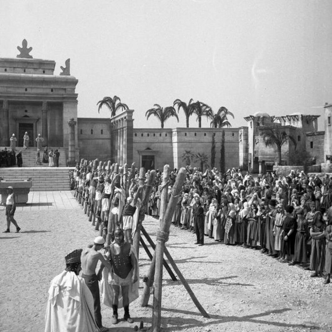 Prizor s snemanja filma Stara zaveza za italijanskega filmskega producenta pri Savskem naselju v Ljubljani avgusta 1962: kulise s templji v Jeruzalemu je postavil Filmservis po osnutkih arhitekta Nika Matula. 