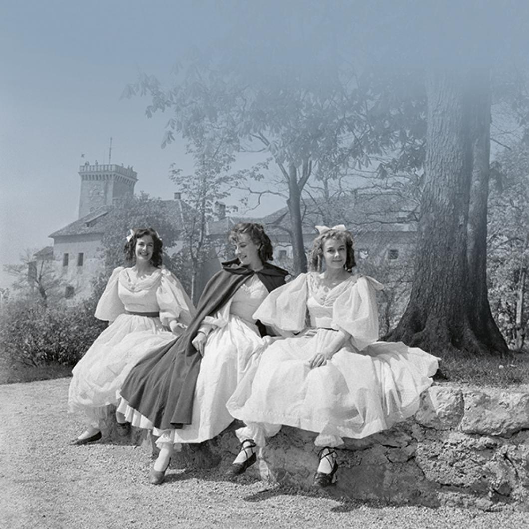 Beauty and the Beast, a play for children (by Nicolas Stuart Grey) at Ljubljana Castle in April 1960. Actors of the Slovenian Youth Theatre in Ljubljana performing: Kristina Piccoli (middle) as Beauty and Duša Počkajeva (right) and Helena Skebetova (left) as little sisters.<br />
