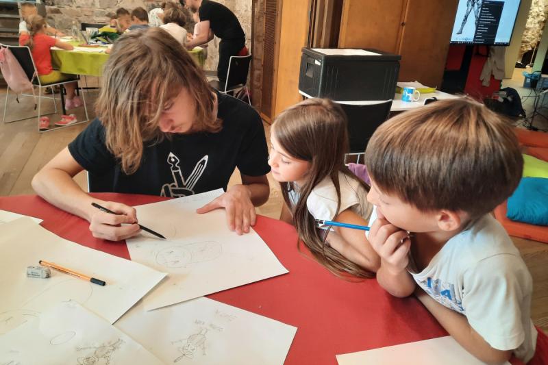 Poletno počitniško varstvo, Magična bitja, animator in otrok. Foto: arhiv LG