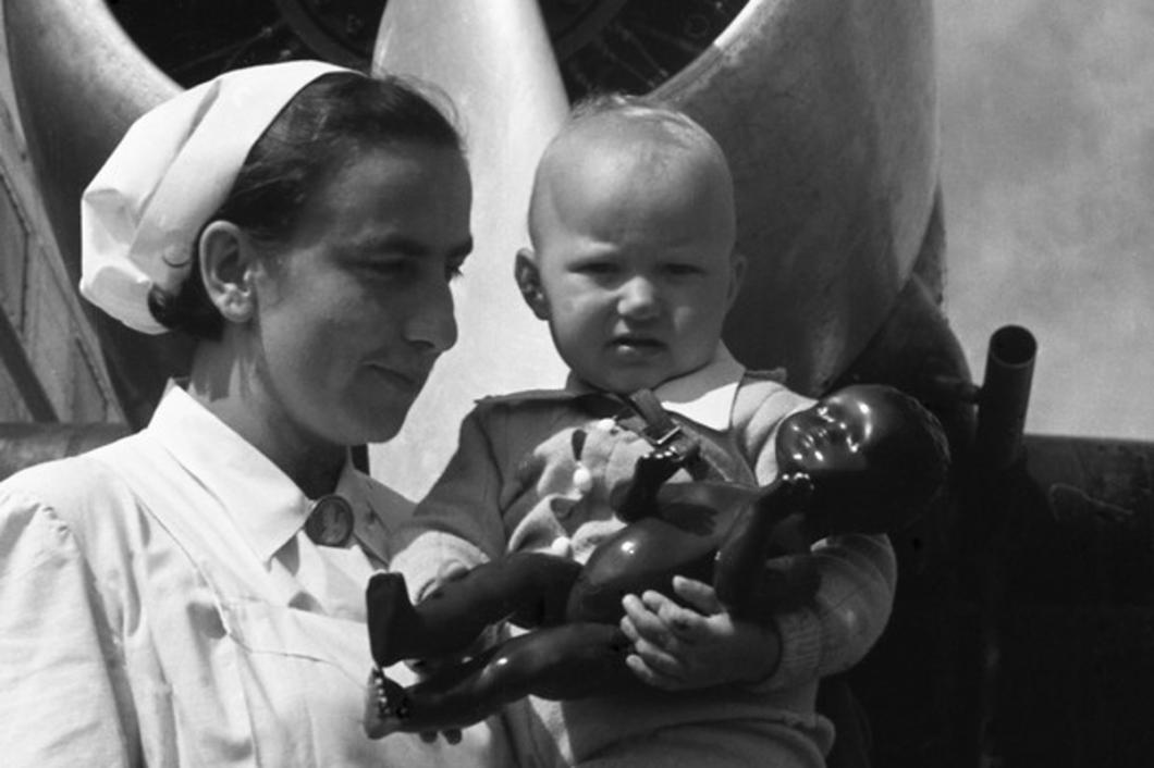 A new form of treating whooping cough with a flight to a high altitude, 30 July 1950. Photo: Vlastja Simončič