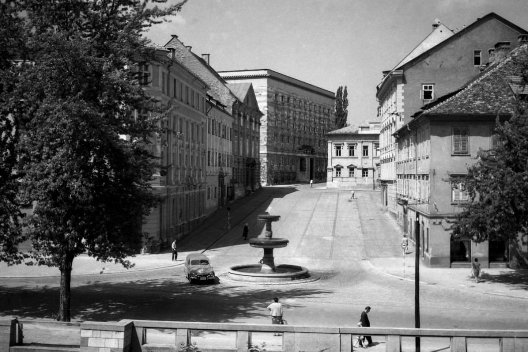 Novi trg, zadaj NUK, Ljubljana. Foto: neznan avtor, zbirka Foto Slovenija II, črno-beli negativ, 6x6 cm.