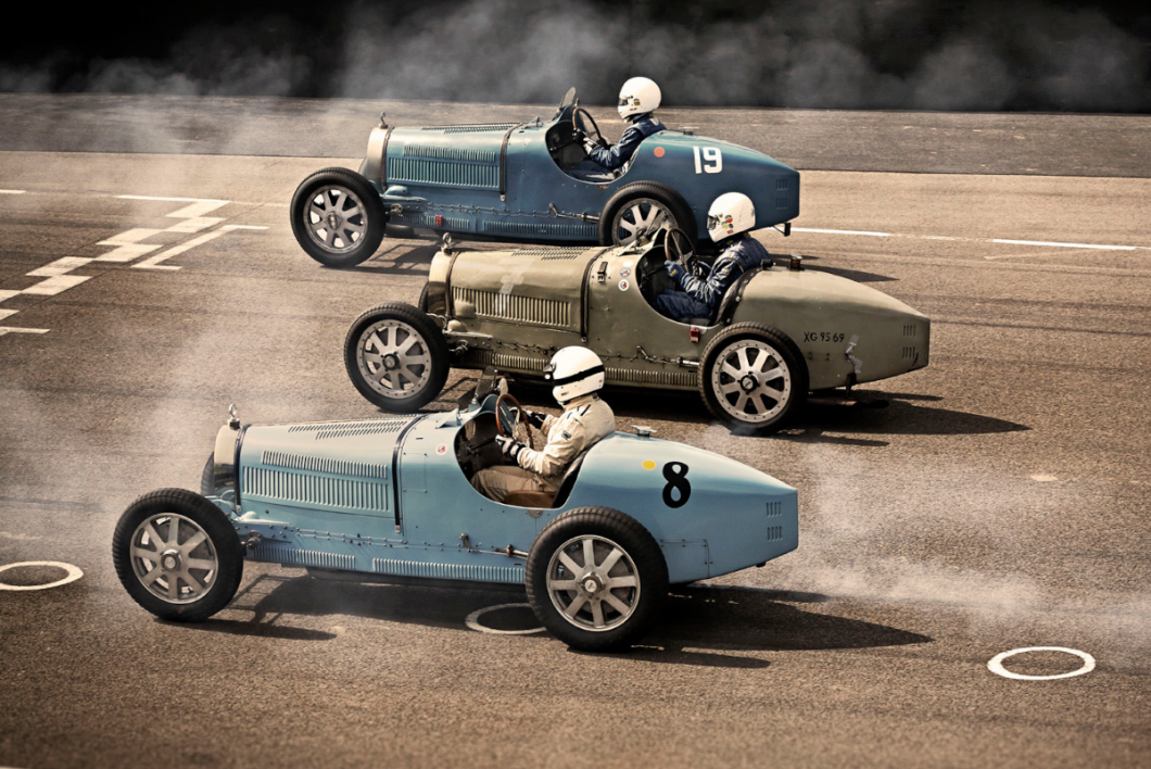 1926 Bugatti Type 35B, 1925 Bugatti Type 35B and 1927 Bugatti Type 35C, Grover-Williams Trophy at the 72nd Goodwood Members' Meeting (2014). Photo: Uli Weber