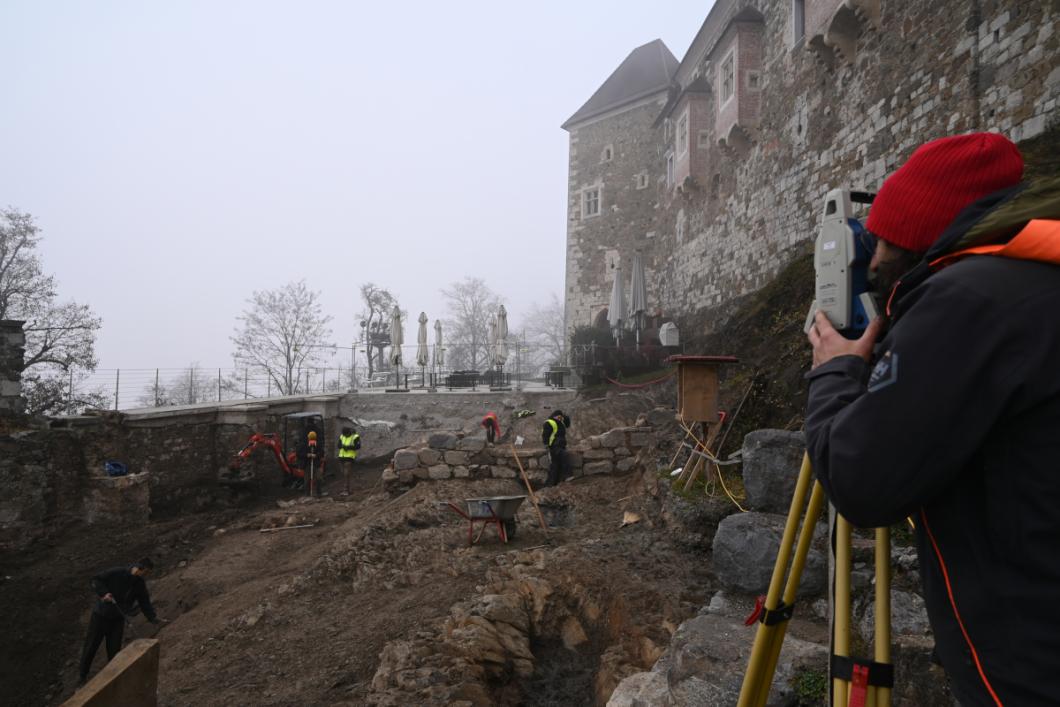 Dokumentiranje arheoloških ostalin ob trenutnih arheoloških raziskavah. Foto: Matija Lukić