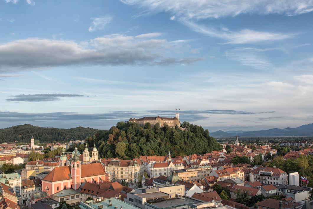 Pogled na Ljubljanski grad in Grajski grič s starim delom mesta iz Nebotičnika. Foto: Miha Mally
