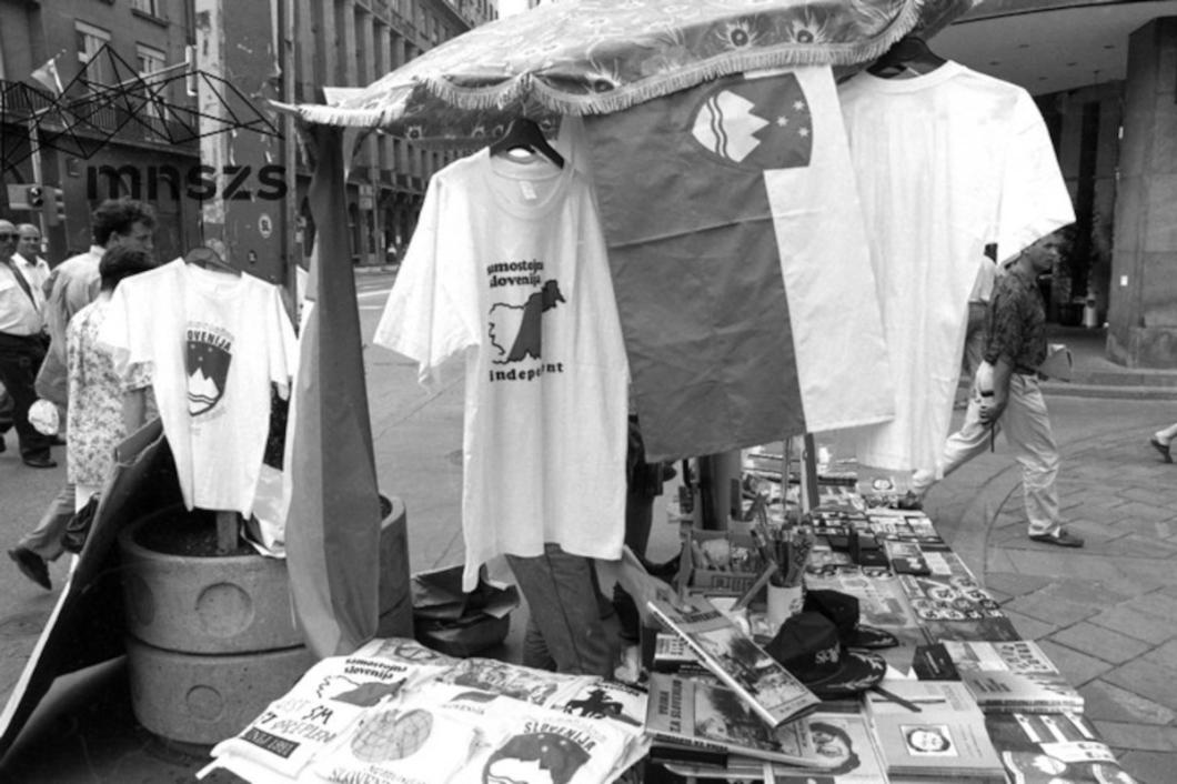 Independent Slovenia, Čopova ulica, Ljubljana, 1992, from the series Slovenians. ©MNSZS. Photograph: Hanno Hardt. The photograph is copyrighted. 