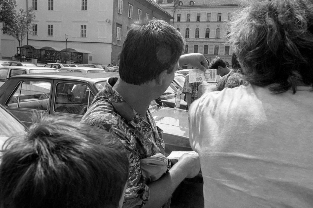 Changing money at the market, Ljubljana, 1992, from the series Slovenians. ©MNSZS. Photograph: Hanno Hardt. The photograph is copyrighted.