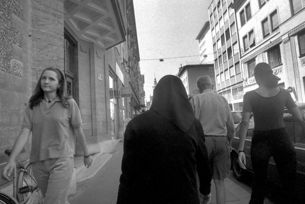 Scene from the streets of Ljubljana. Mourning, Miklošičeva ulica, Ljubljana, 1998, from the series Slovenians. ©MNSZS. Photograph: Hanno Hardt. The photograph is copyrighted. 