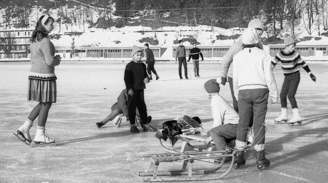 Zimske radosti na zamrznjenem Blejskem jezeru, 1965, foto: Marjan Ciglič, hrani: Muzej novejše in sodobne zgodovine Slovenije.