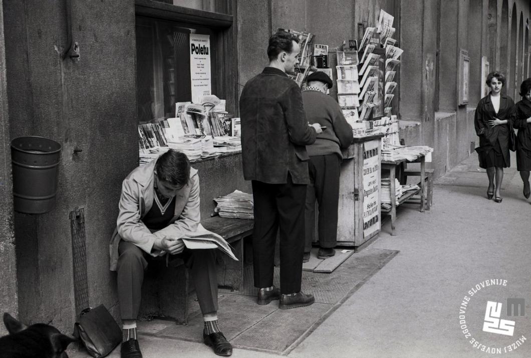 Marjan Ciglič, newspaper seller in front of the National Bank, Ljubljana, October 8 1962, Marjan Ciglič Fond, inv. no. MC621003_16.