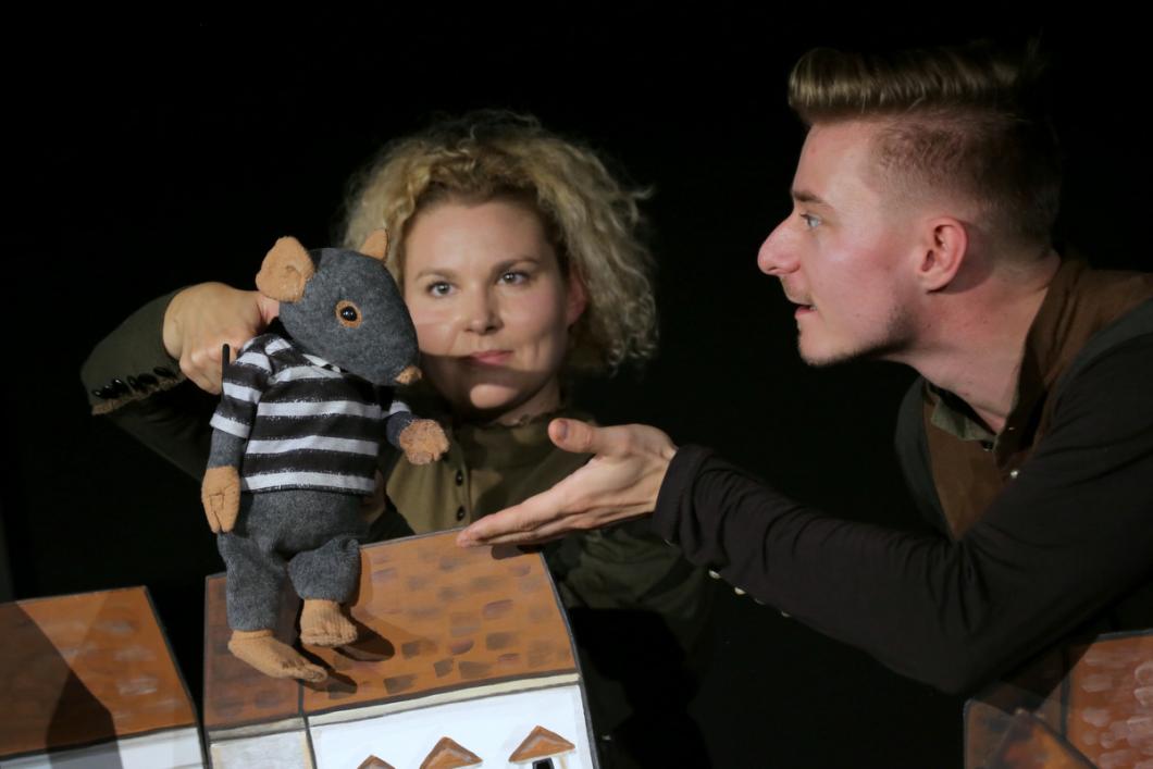 Lutkovna predstava Friderik, grajska podgana. Foto: Miha Mally