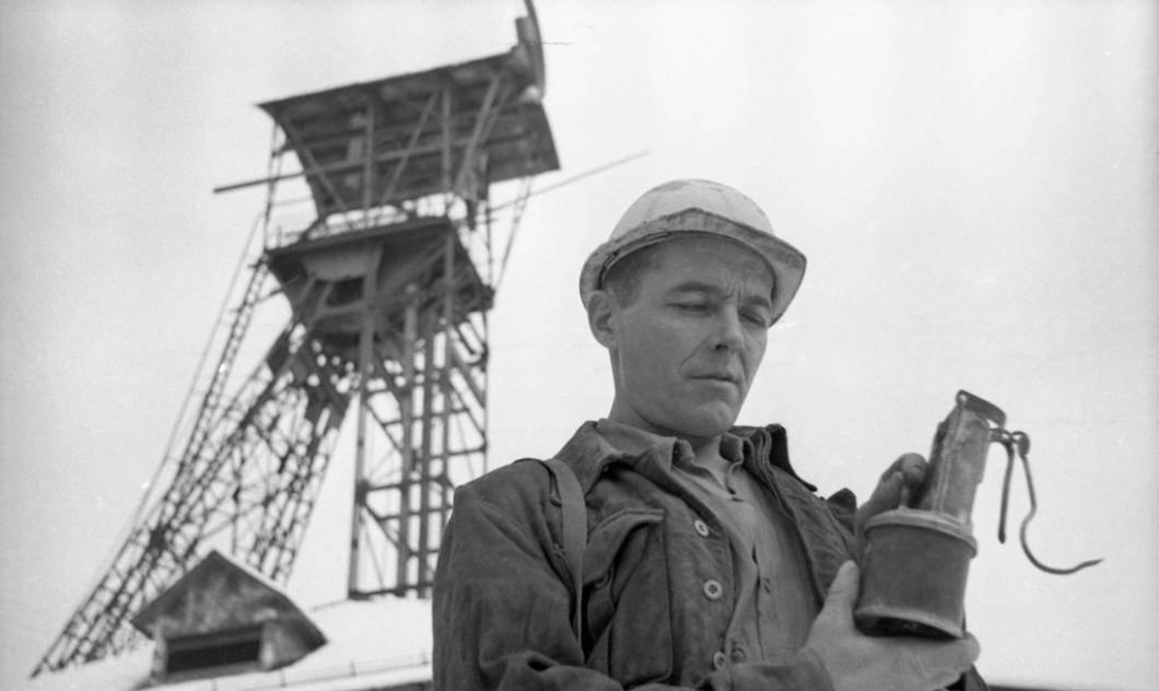 Rudar pred rudnikom živega srebra, Idrija, 27. februar 1951. Foto: Vlastja Simončič