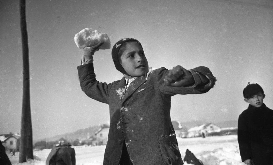 Otroci pri igri v snegu, Ljubljana, 1952. Foto: Vlastja Simončič