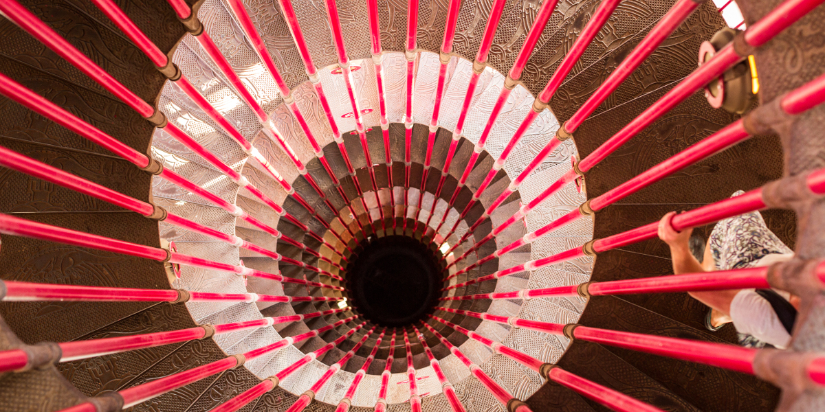 Rdeče spiralne stopnice, ki vodijo do vrha Razglednega stolpa. Foto: Primož Korošec