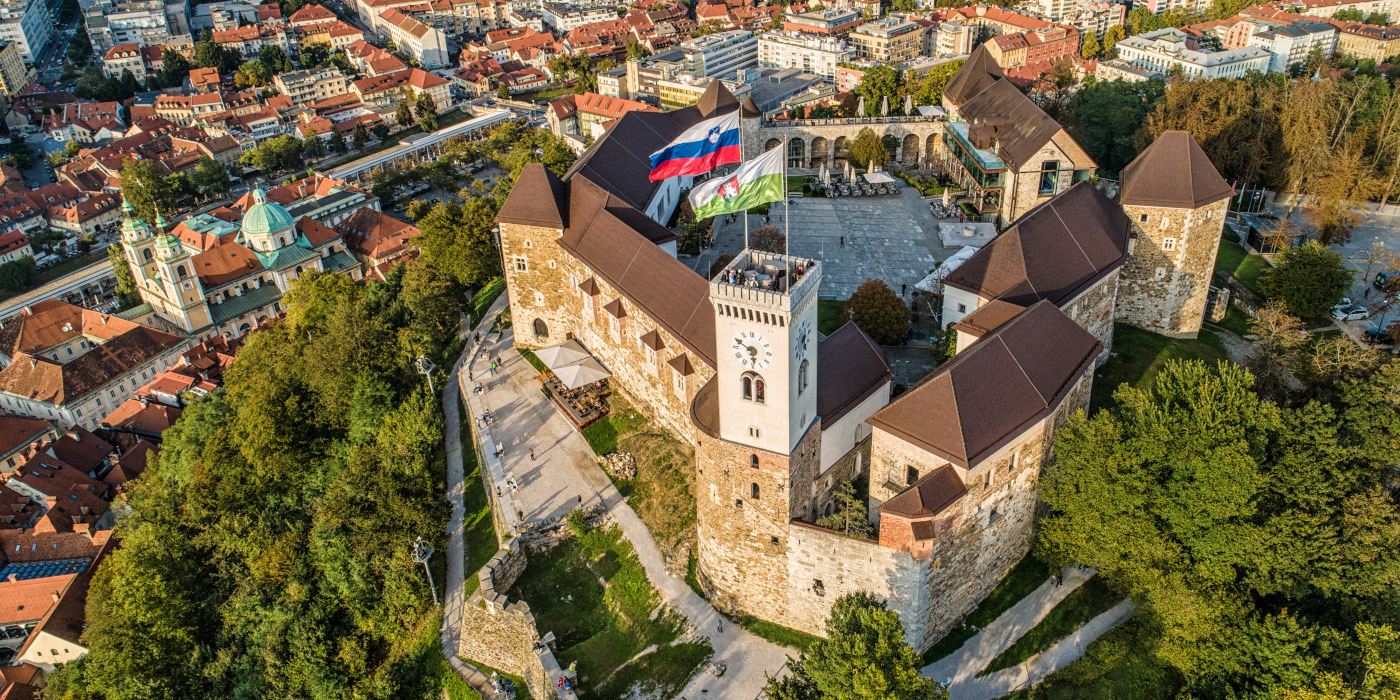 Panoramska fotografija Ljubljanskega gradu.
