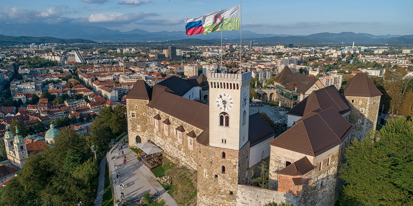 1400pxLjubljanski grad z dronom september 2019 low res foto arhiv LG 2