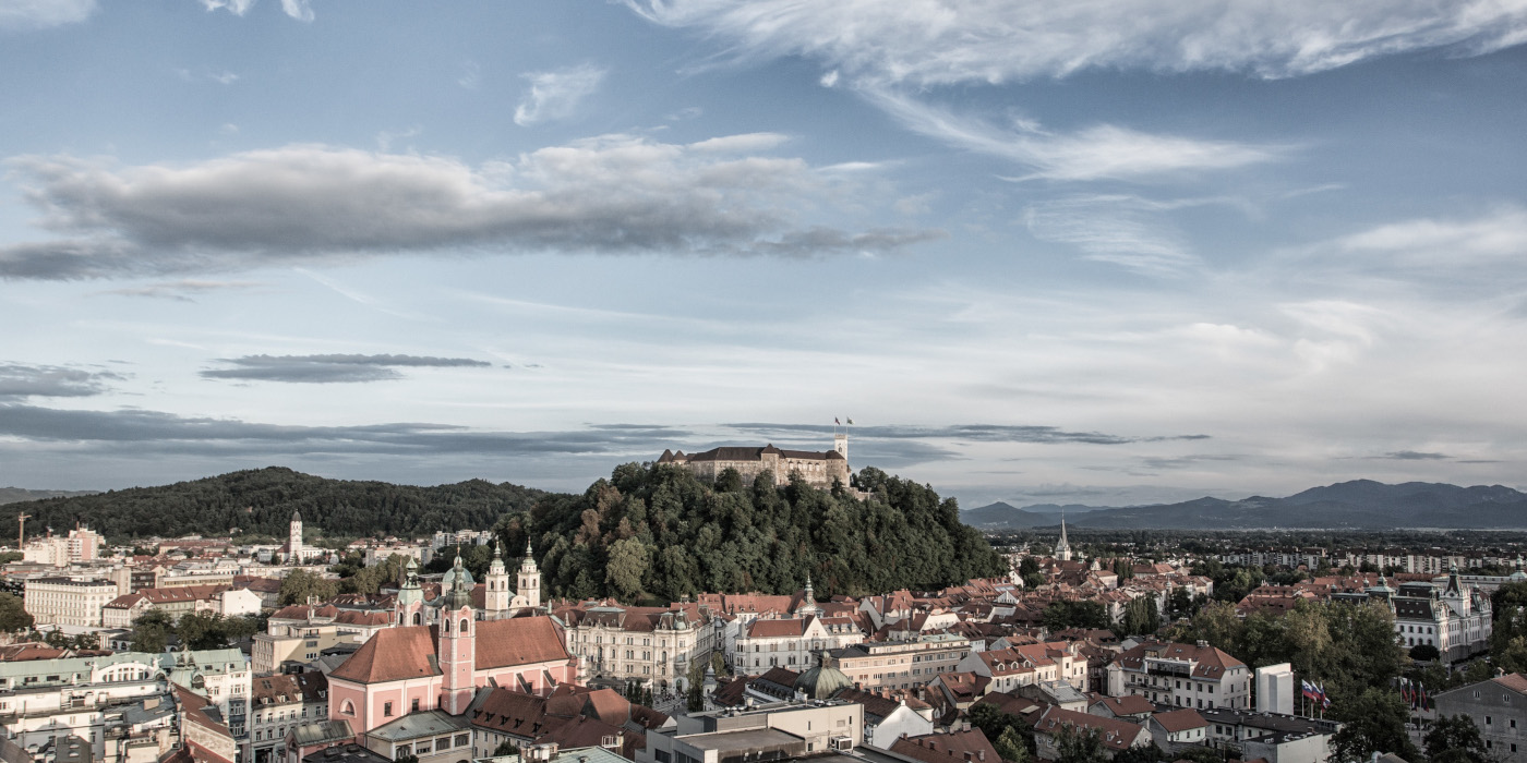 Poletna panorama gradu