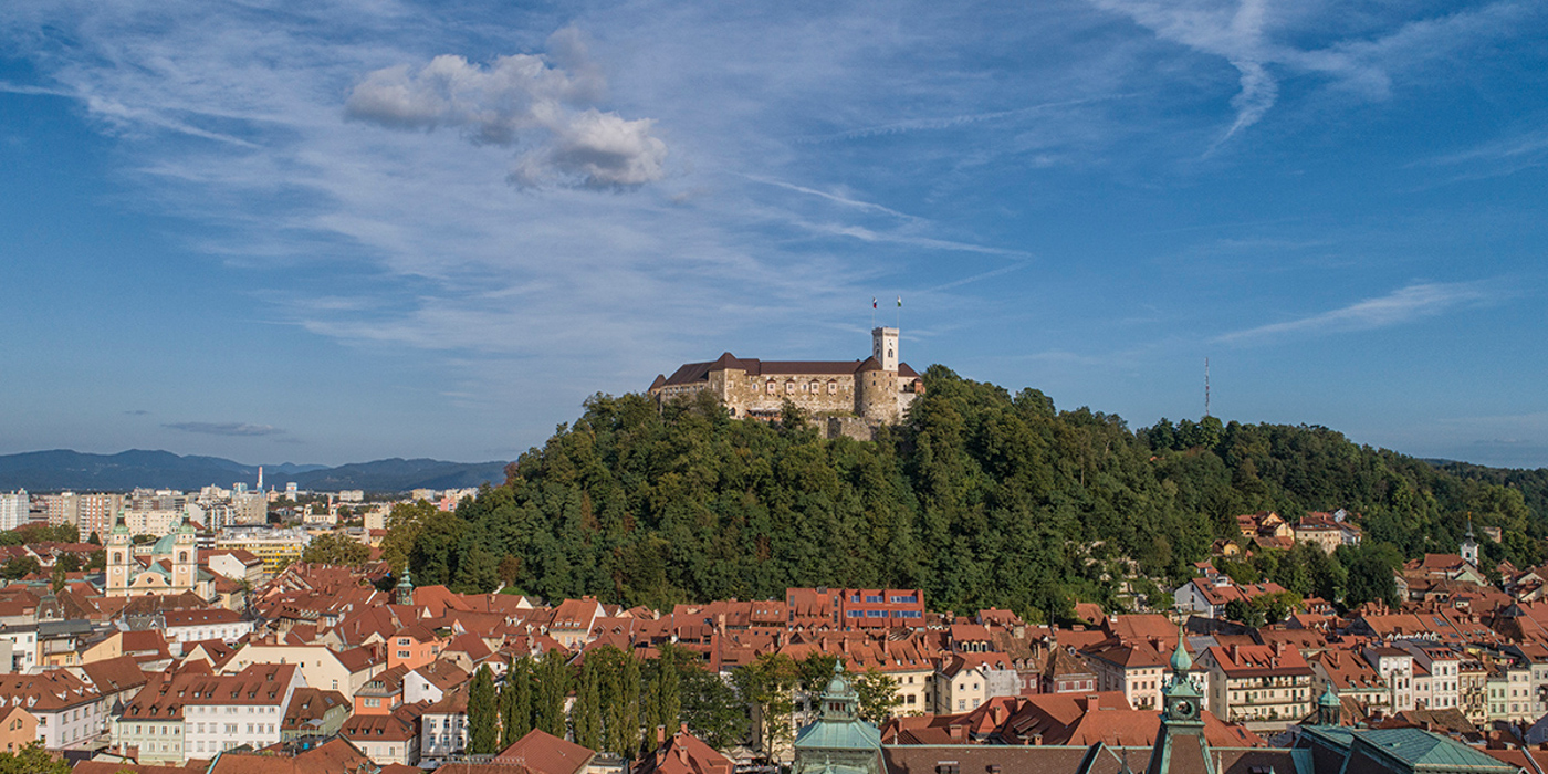 Panorama mesta Ljubljane z Grajskim gričem in Ljubljanskim gradom v sredini