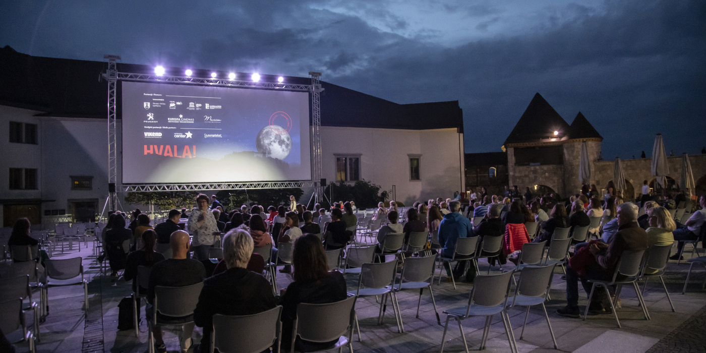 Gledalci pred filmskim platnom Filma pod zvezdami