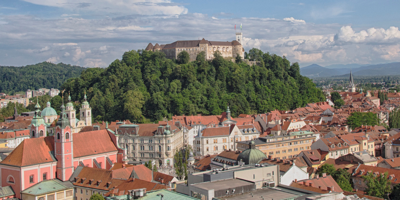 Ljubljanski grad na Grajskem griču z mestom spodaj, fotografirano iz Nebotičnika. Foto: Miha Mally