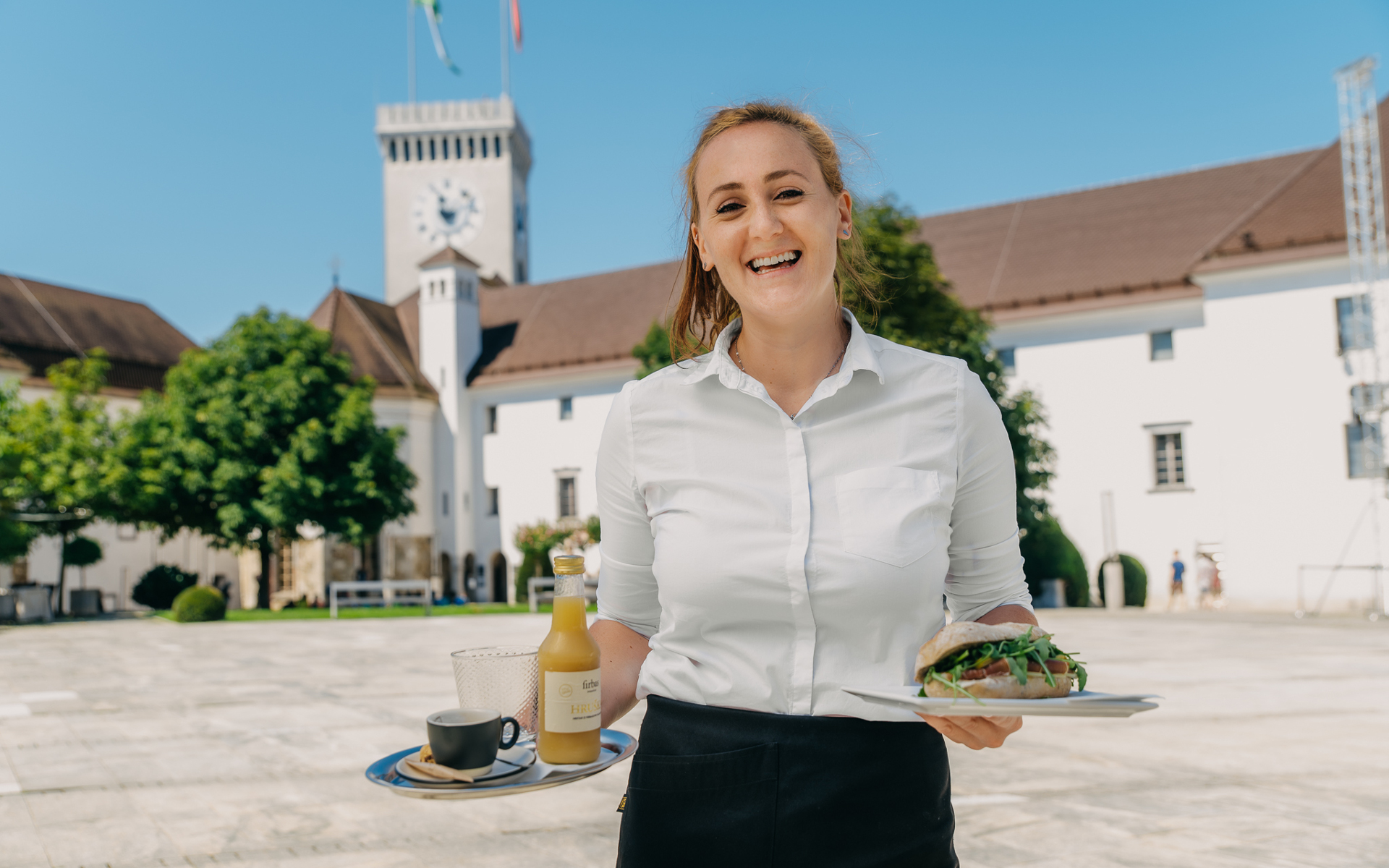 Postrežba na terasi Grajske kavarne na Grajskem dvorišču. Foto: Matic Kremžar/Jezeršek gostinstvo