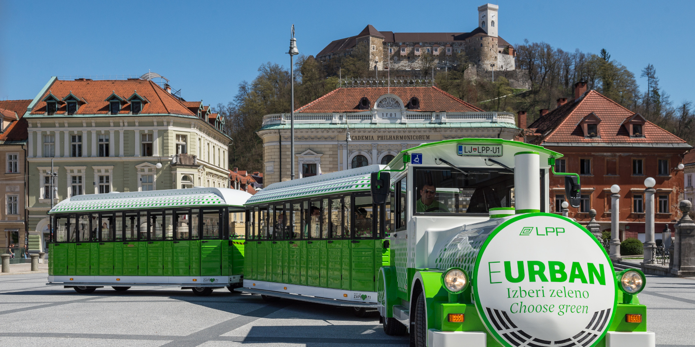 Električni vlakec Urban in Ljubljanski grad v ozadju