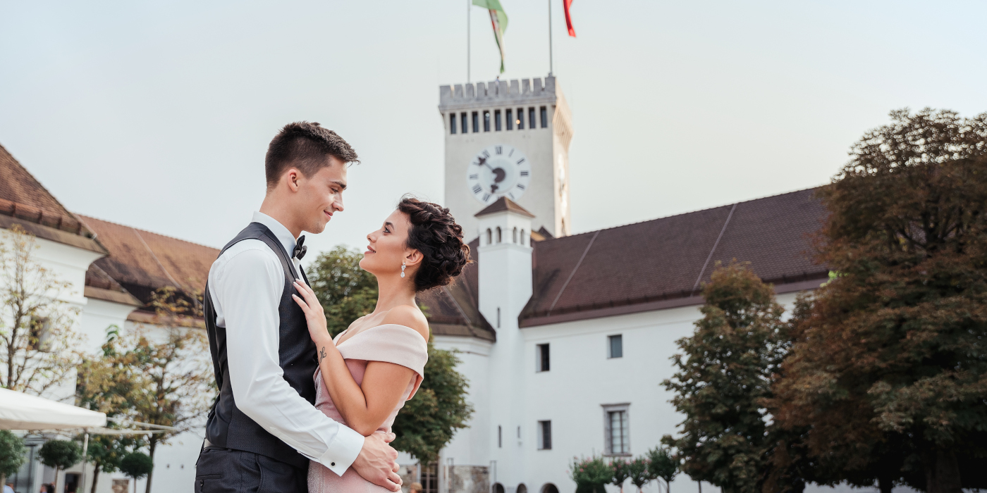 Poročni par na Grajskem dvorišču, v ozadju pa razgledni stolp.