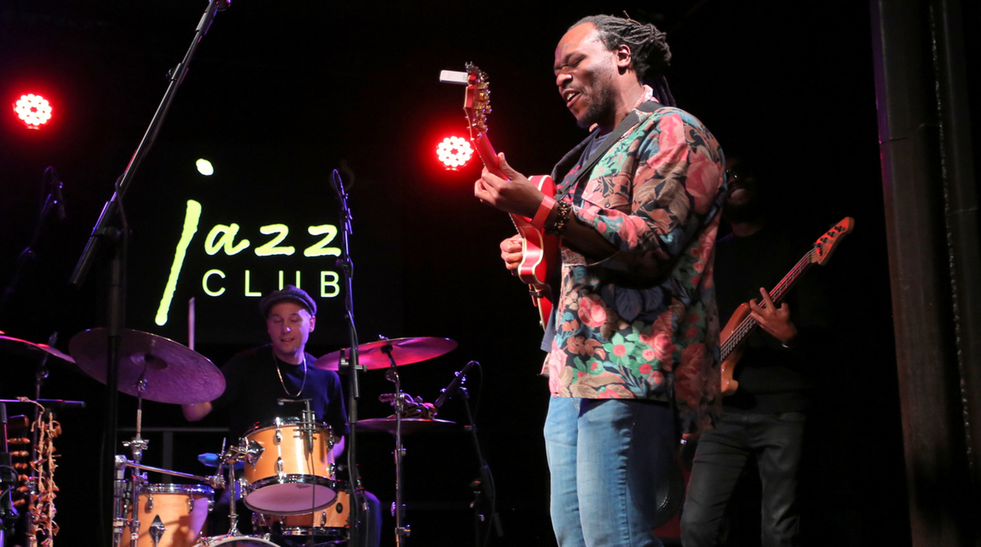 Femi Temowo na odru Jazz Cluba. Foto: Miha Mally