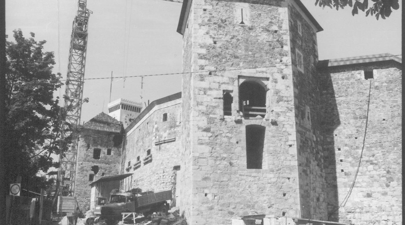 Peterokotni stolp z zunanje strani med obnovo. Foto: arhiv Ambient
