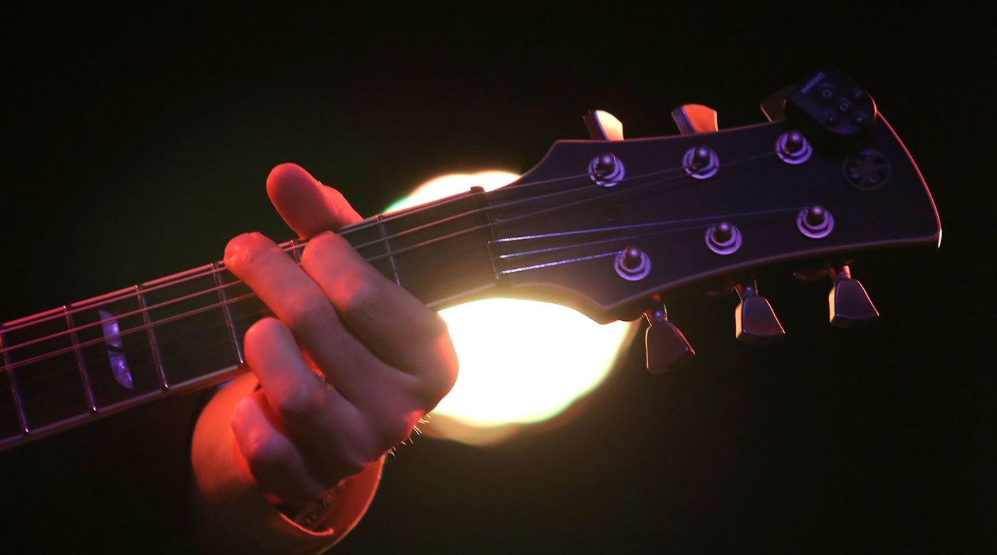 Detajl kitare iz koncerta Tadeja Toša. Foto: Miha Mally