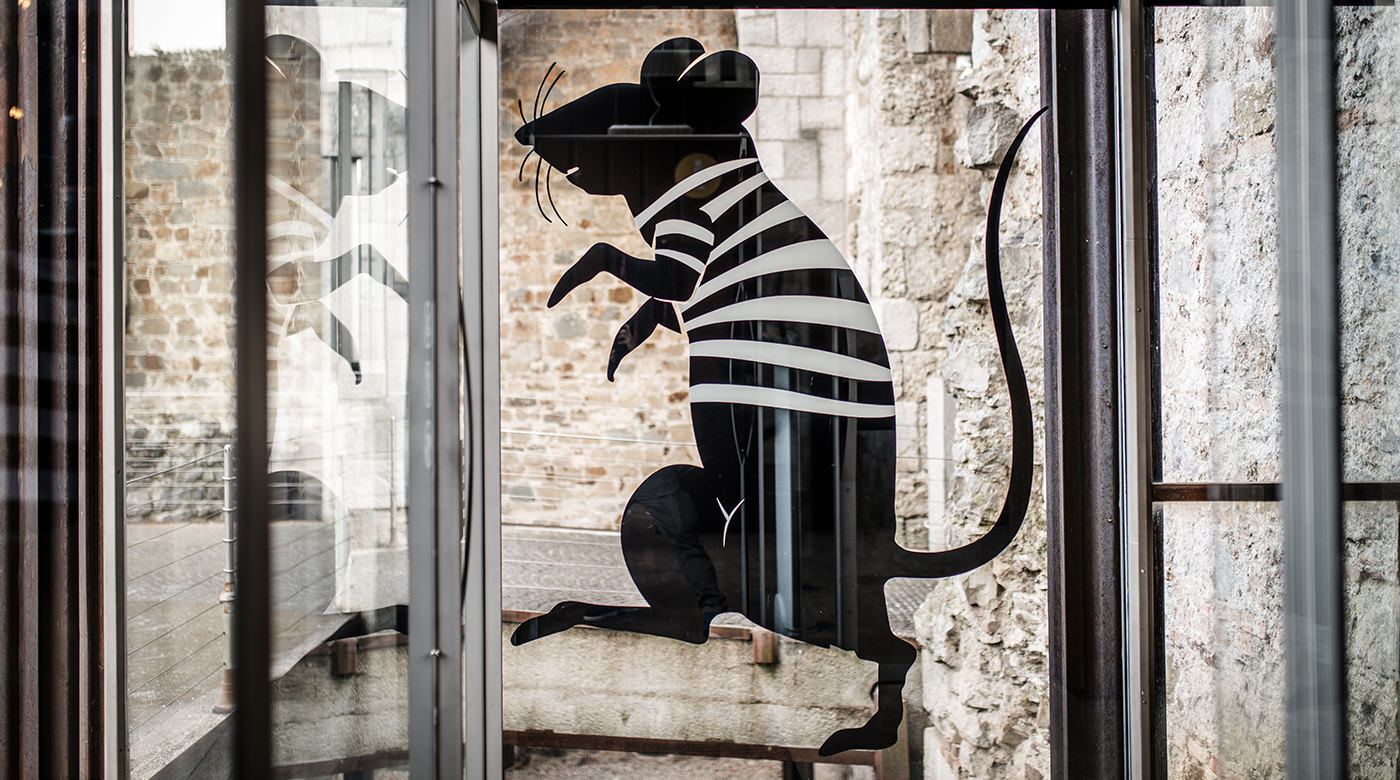 Motiv Friderika, grajske podgane na steklenih površinah Grajske trgovine. Foto: arhiv LG