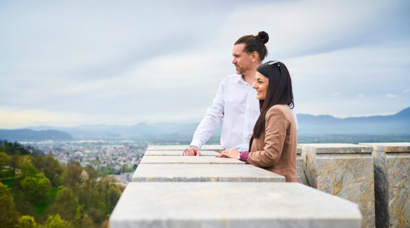 Gradski odmor između zidina dvorca i vinove loze. Foto: Blaž Žnidaršič