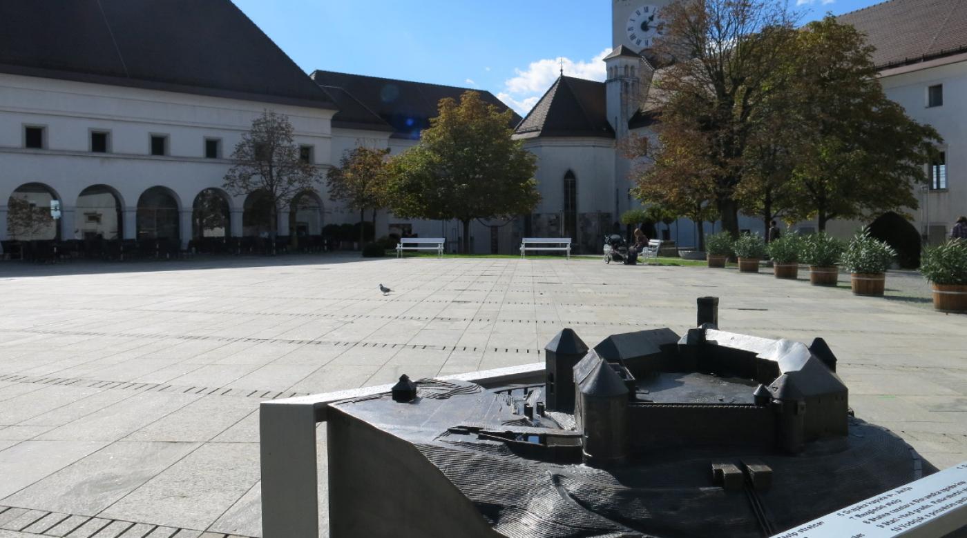 Grajsko dvorišče v ospredju s tipno maketo in z Razglednim stolpom v ozadju. Foto: Miha Mally