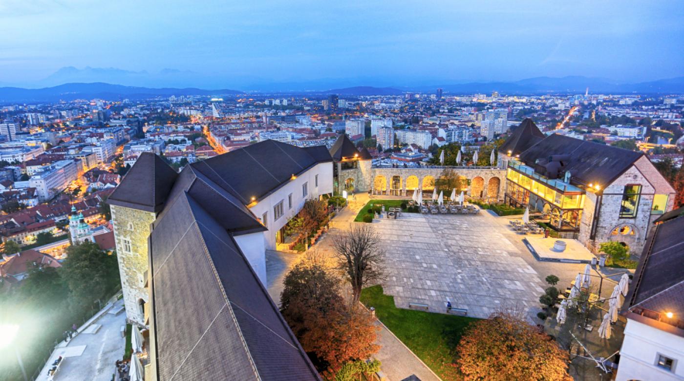 Pogled na Ljubljanski grad z Razglednega stolpa. Foto: Miha Mally