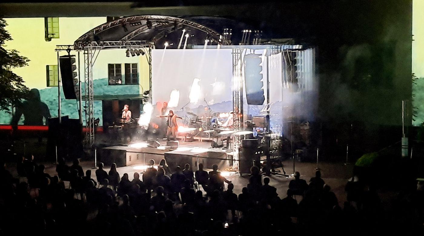 Razprodani koncet zasedbe Laibach na Grajskem dvorišču. Foto: arhiv LG