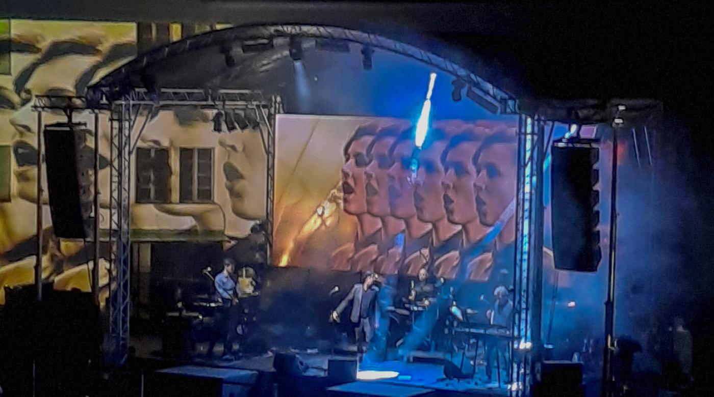 Razprodani koncet zasedbe Laibach na Grajskem dvorišču. Foto: arhiv LG