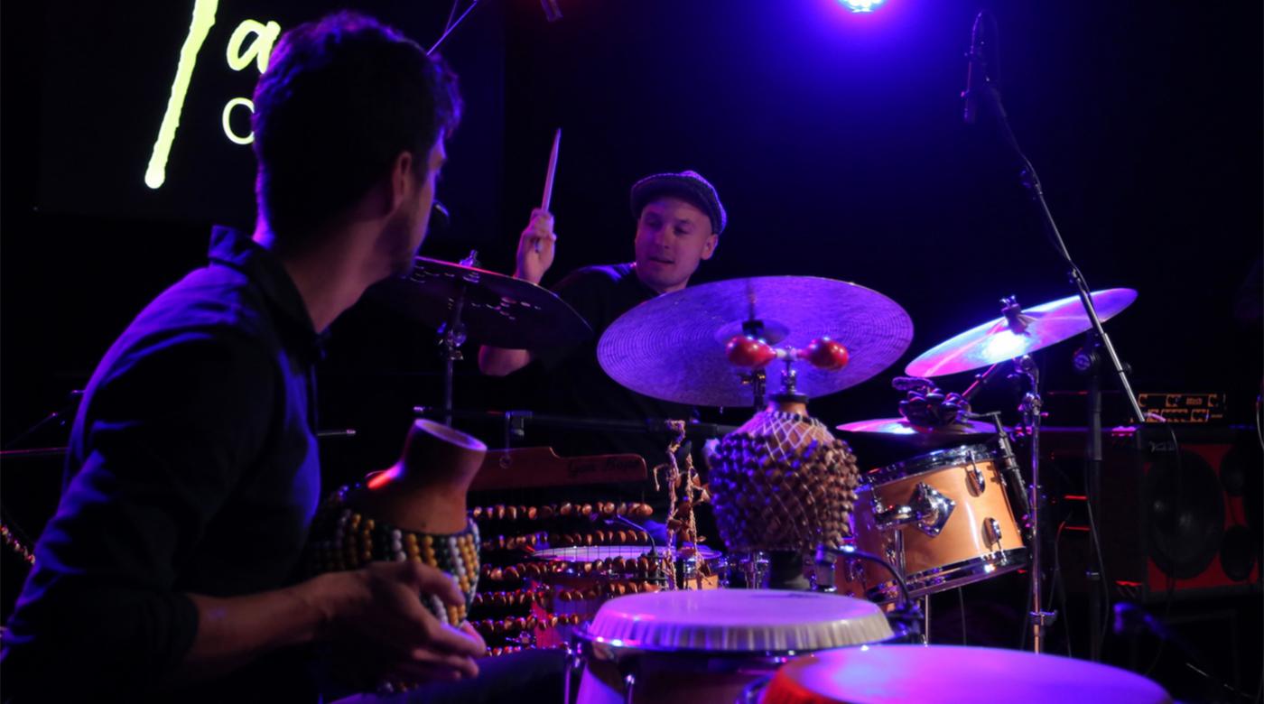Femi Temowo z glasbeniki na odru Jazz Cluba Ljubljanski grad. Foto: Miha Mally