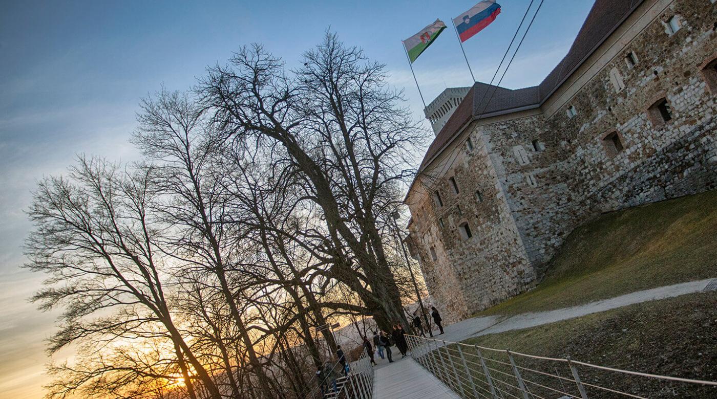 Ljubljanski grad z zunanje strani, pot ki vodi do Bastije. Foto: Miha Mally