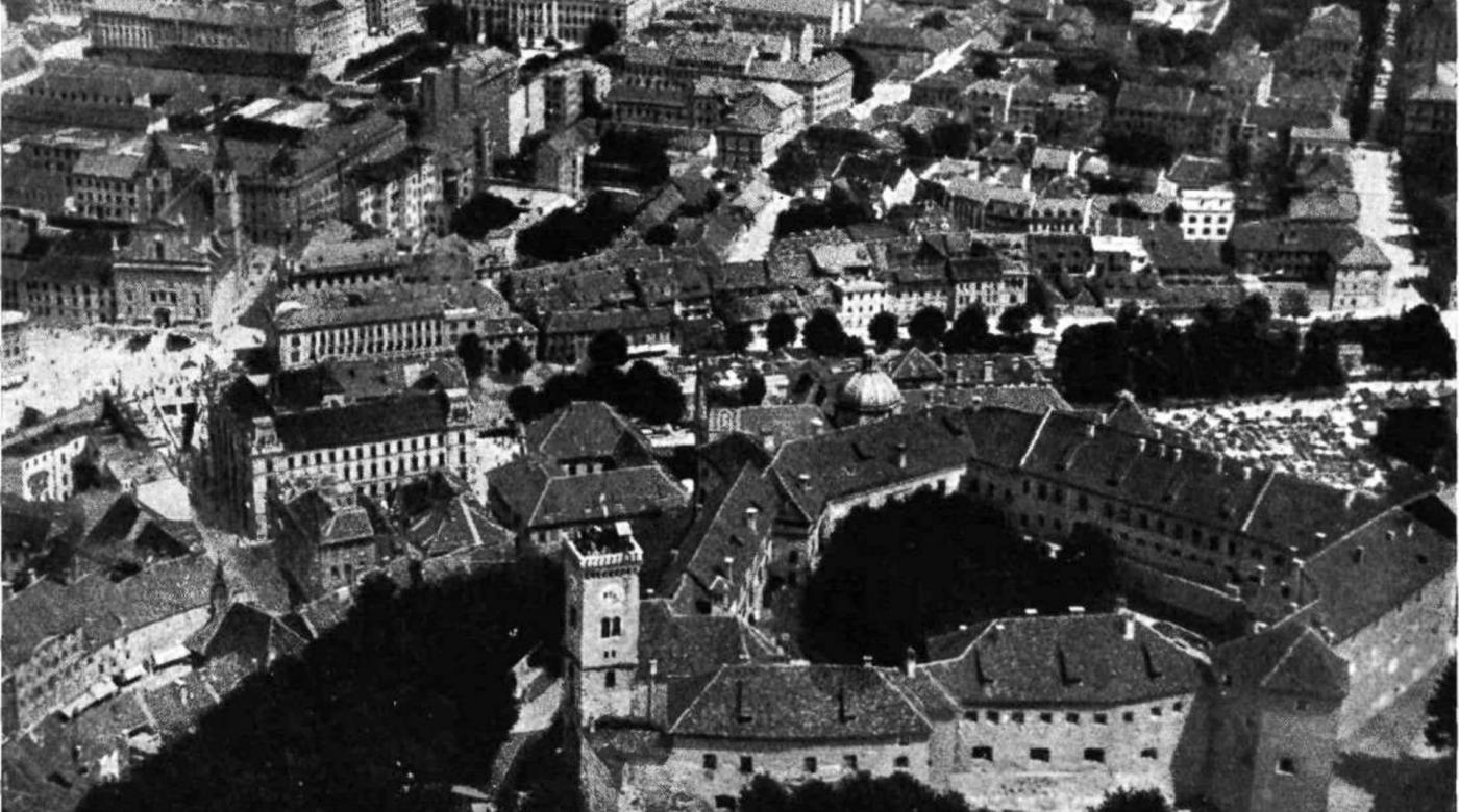 Pogled na grad iz zraka, z vidnim Razglednim stolpom. Kronika slovenskih mest 1934 letnik 1 st. 1