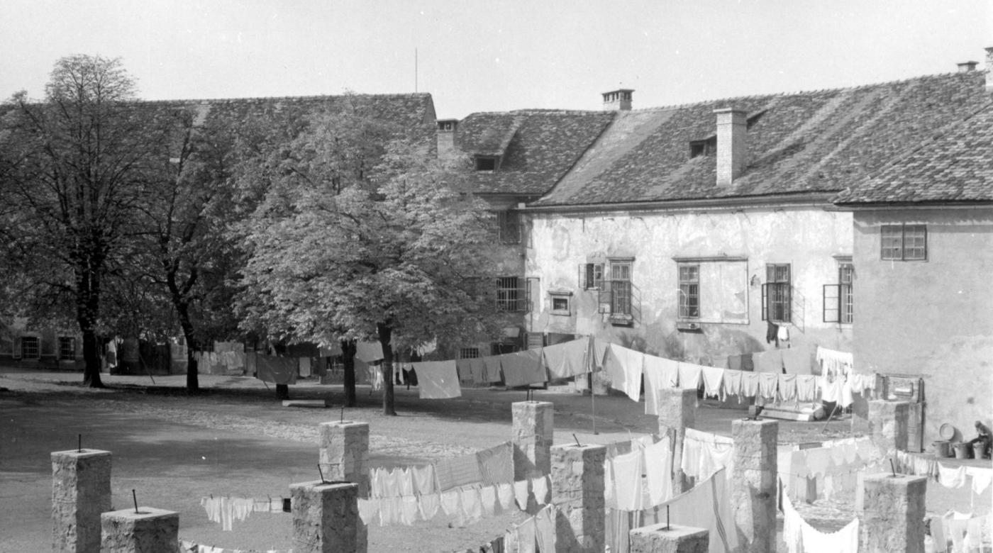 Sušenje perila na Grajskem dvorišču. Grad pred obnovo, 60. leta 20. stoletja. Foto: ZVKDS OE Ljubljana