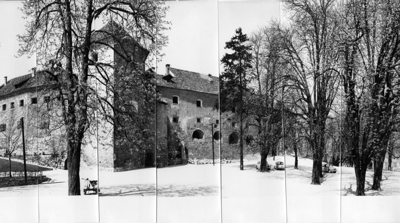 Ljubljanski grad z zunanje strani pred obnovo, 60. leta 20. stoletja. Foto: ZVKDS OE Ljubljana