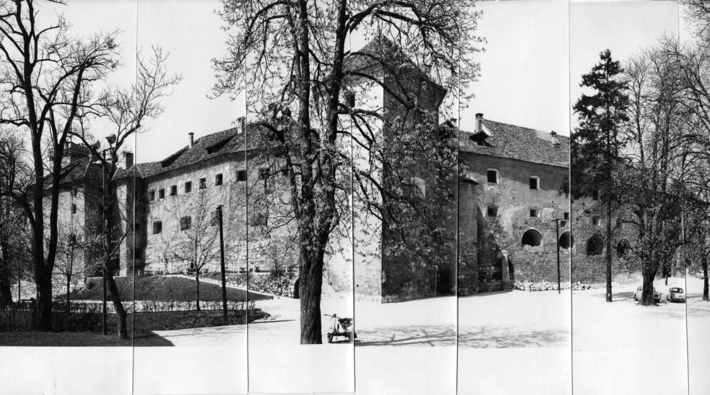 Grad z zunanje strani, proti Peterokotnemu stolpu, pred obnovo. 60. leta 20. stoletja. Foto: ZVKDS OE Ljubljana