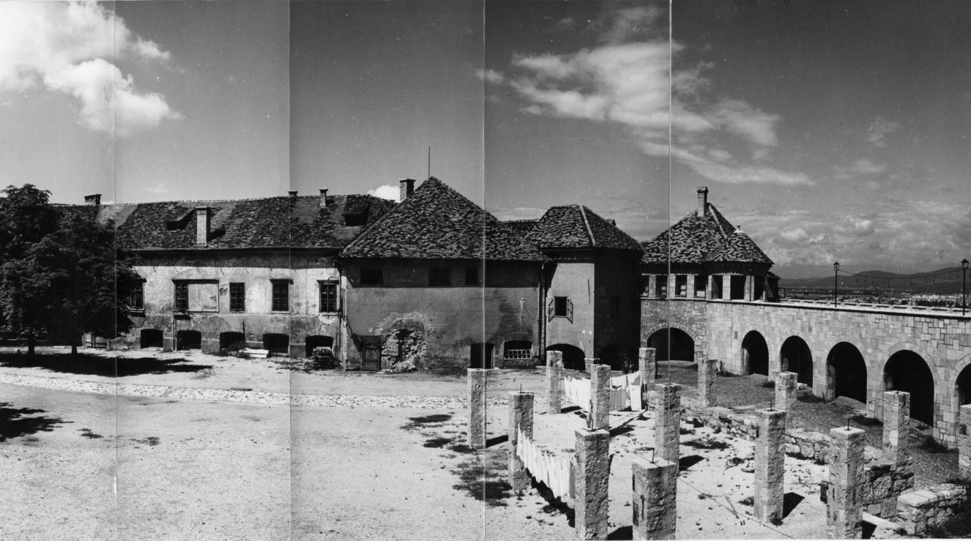 Notranjost gradu z Grajskim dvoriščem pred obnovo - 60. leta 20. stoletja ZVKDS OE Ljubljana